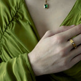 Ring aus Edelstahl mit Glanzsteinen, vergoldet