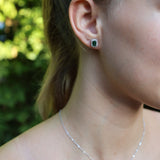 Ohrringe mit grünem Schmuckstein & kleinen Zirkonia – 925 Sterlingsilber