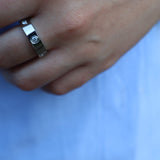 Ring aus Edelstahl mit Glanzsteinen